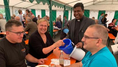 Bild: exb/Reichl
Ein glückliches Händchen ist gefragt bei der Tombola des Pfarrfests St. Elisabeth.