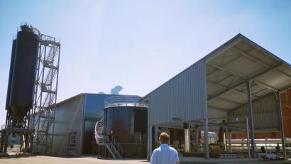 Bild: Thomas Dobler
Nach einem Bürgerentscheid in Straubing stehen die Chancen gut, dass eine geplante Anlage zum Verbrennen von Klärschlamm nicht nach Schwandorf kommt. Die neue Anlage zum Trocknen von Klärschlamm (Bild) auf dem Gelände des Schwandorfer Müllkraftwerks ist hingegen schon fast fertig