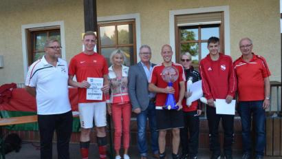 Bild: fz
Marion und Armin Grohmann (dritte und vierte von links) überreichen an die Spielführer der DJK Weiden den Wanderpokal.