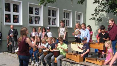 Bild: sei
Eine Percussion-Gruppe eröffnete die Vernissage und somit den "Kungstgenuss unter der Linde" musikalisch, Rektor Günther Paul (links) begrüßte die Gäste.