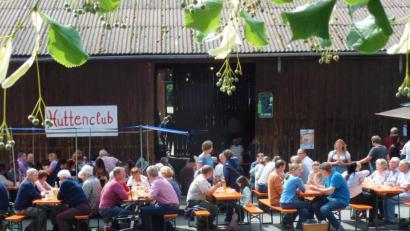 Bild: jml
Sommer, Sonne, Festbetrieb mit vielen gut gelaunten Gästen. Beim Hannersgrüner Dorffest des Hüttenclubs trifft dies alles zu.