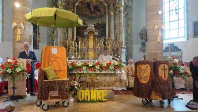 Bild: jzk
Ein originelles Geschenk hat sich die Stadt Kemnath für den scheidenden Konrad Amschl (rechts) ausgedacht. Bürgermeister Werner Nickl (links) übergibt einen Gebetsstuhl und einen Stuhl zum Ausruhen, die sich der Stadtpfarrer gleich einmal aus der Nähe ansieht.