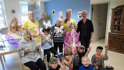 Bild: rn
Mit dem Austausch von Schmetterlingen und kleinen Schultüten endet der Besuch von Vorschulkindern im Haus St. Laurentius.