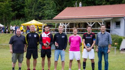 Bild: Christian Skiefe
Die SVE-Vorsitzenden (von links) Benjamin Rischkau und Christoph Miszka sowie (rechts) Bürgermeister Roman Berr gratulieren den Kapitänen der Teams des Vier-Gemeinden-Turniers.