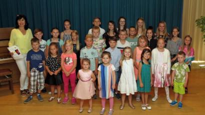 Bild: Dobmeier
Beim Sommerkonzert der Musikschule Fantasie bieten die vielen Schüler von Lilia Gette im Alter zwischen drei und 18 Jahren ein buntes Musikprogramm im Saal des Maria-Seltmann-Hauses.