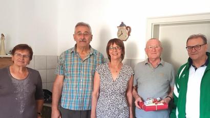 Bild: fjo
Ehefrau Maria, Anton Voit und Bürgermeisterin Margit Kirzinger (von links) gratulieren Anton Brückner mit Franz Kaas (rechts) zum 80. Geburtstag.