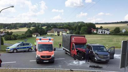 Bild: jma
In der Nähe von Thurndorf stoßen ein Pkw und ein kleiner Lkw auf einer Kreuzung zusammen.