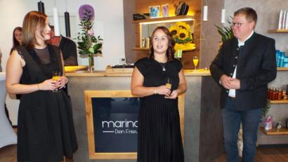 Bild: Högl
Oberbürgermeister Michael Cerny (rechts) gratulierte Marina Götz (Mitte) zur Eröffnung. Links Mitarbeiterin Sabrina Kaminski.