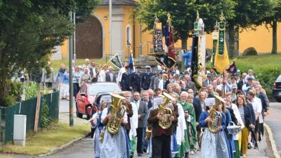 Bild: fjo
Ein unerwartet großer Kirchenzug markiert am Sonntag den Beginn des zweiten Festtags zum 110-jährigen Bestehen des Turn- und Sportvereins.