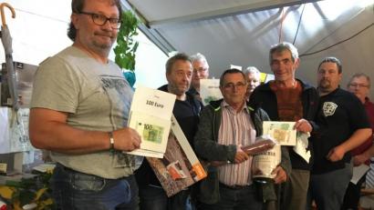 Bild: exb
Josef Scherm und Rudi Söllner überreichen die Preise an Peter Windisch (links), Hermann Kern (hinten links), Werner Ponnath (vorne Mitte) und Franz Hermann (Dritter von rechts).