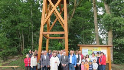 Bild: jzk
Die Dorfgemeinschaft Eisersdorf ist stolz auf den neuen Glockenturm, den Stadtpfarrer Konrad Amschl einweiht. Johann Brunner (vorne rechts) dankt Max Reger (Zweiter von rechts) und Bürgermeister Werner Nickl (links).