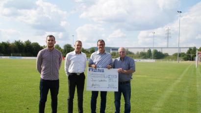 Bild: tk
Bei der Scheckübergabe.