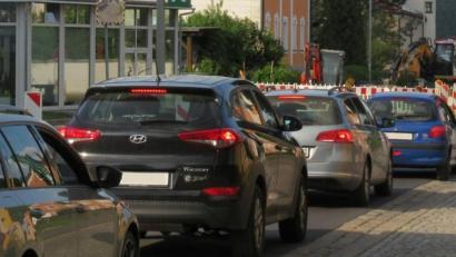Archivbild: kgg
Sechs Jahre Bauzeit sind inzwischen für die Verwirklichung der verlegten Bundesstraße auf der Regionaltrasse durch Waldsassen veranschlagt. In Anbetracht der aktuellen Verkehrsbehinderungen durch die Baumaßnahme in der Egerer Straße (Bild) befürchtet die SPD beim Bau der neuen Bundesstraße erst recht chaotische Verhältnisse.