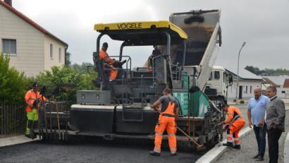 Bild: dob
Bürgermeister Andreas Wutzlhofer und Außendienstleiter Karl Frey (von rechts) zeigen sich mit dem Baufortschritt im Braunetsriether Weg vollauf zufrieden. Die erste Entlastung für die Anwohner ist gekommen.