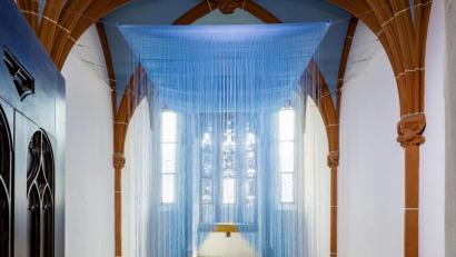 Bild: Marcus Rebmann/exb
Die Kölner Künstlerin Ulli Böhmelmann zeigt in der gotischen Hauskapelle des Luftmuseums ihre dafür neu entworfene Installation.