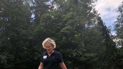 Bild: ksi
Ulrike Zimmermann, eine der Teilnehmerinnen, führt ihren Rüden vor.