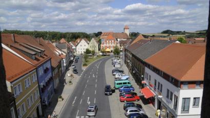 Bild: Petra Hartl
Der Marktplatz von Vilseck vom Vogelturm aus gesehen. Die Stadt im Norden des Landkreises Amberg-Sulzbach ist eine der Kommunen, die Einwohner hinzugewonnen haben.