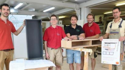 Bild: Hirsch
Lehrling Johannes Graf (Zweiter von links) hat als Gesellenstück ein Telefon-Sideboard gefertigt. Obermeister Fabian Kraus, die Ausbilder Christian und Martin Weniger, und Vorstandsmitglied Michael Bräu (von links) werben für die Ausstellung der Gesellenstücke am Sonntag im Oberpfälzer Künstlerhaus.