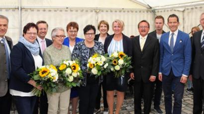 Bild: njn
Seit der Gründung mit an vorderster Front: Schulleiterin Hannelore Doleschal (Sechste von links), stellvertretende Schulleiterin Claudia Wolf (Fünfte von rechts) sowie die beiden Lehrkräfte Manuela Ruf (Zweite von links) und Ingrid Linkel (Vierte von links). Mit auf dem Bild Trägervereinsvorsitzender Johannes Reger (rechts), der Initiator der Schule Bürgermeister Hans Donko (Vierter von rechts) sowie (von links) stellvertretender Landrat Roland Grillmeier, Landtagsabgeordneter Tobias Reiß, Bezirksrätin Brigitte Scharf, Landtagsabgeordnete Annette Karl, stellvertretender Schulleiter Matthias Dumler (Dritter von rechts) und Bundestagsabgeordneter Albert Rupprecht (Zweiter von rechts).