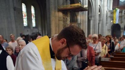 Bild: R. Kreuzer
Neupriester Lucas Lobmeier spendet den Primizsegen.