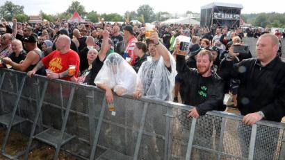 Bild: Wolfgang Steinbacher
Der Regenponcho war zwischendurch schon eine gute Wahl. Doch die Fans der G.O.N.D. sind hart im Nehmen und ließen sich den Spaß an ihrem Festival nicht nehmen.