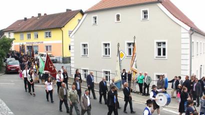 Bild: boj
Mit der Sanierung des neuen Pfarrheims (Mitte) hat Niedermurach ein Schmuckstück im Ortskern erhalten. Der Marsch nach dem Festgottesdienst führte die kirchlichen und weltlichen Vereine zu diesem neuen Begegnungsort.