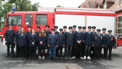 Bild: fpoz
Die erfolgreichen Teilnehmer der Zwischenprüfung mit Jugendwart und stellvertretendem Kommandanten Lukas Neubauer, stellvertretendem Kommandanten Johannes Herold und Jugendwartin Natascha Fachtan (von links) sowie dem Kommandanten der Stützpunktwehr Stefan Müller und den Kreisbrandmeistern Günther Fachtan und Dieter Höfer (von rechts).