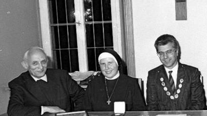 Archivbild: wmr
Schwester Benigna (Mitte) bei der Verleihung der Goldenen Ehrenmedaille im November 1990 mit dem damaligen Bürgermeister Karl Haberkorn (rechts) und dem damaligen Stadtpfarrer Siegfried Richter.