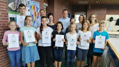 Bild: exb
Schulleiter Christian Schwab (Mitte) gratulierte den Jungforschern des JAS-Gymnasiums Nabburg zu ihrem Erfolg und überreichte ihnen die von Kultusminister Michael Piazolo unterzeichneten Urkunden. Die drei Erstplatzierten Hannah Born (Zweite von rechts), Leonie Reichel (vorne Mitte) und Maximilian Prebeck (hinten links) erhielten außerdem als Sachpreis einen Schlüsselanhänger mit einer 3D-Glasgravur.