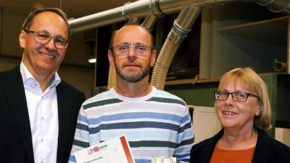 Bild: gf
Markus Frauendorfer (links) und Einkaufsleiterin Elfriede Schmid verabschieden Norbert Meier.