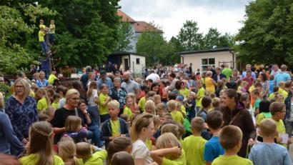 Bild: dob
Auf dem großen Pausenhof war am Sonntagnachmittag Spiel, Spaß und Stimmung Trumpf. Die Grundschüler hatten Glück mit dem Wetter. Dichtes Gedränge herrschte von Beginn an.