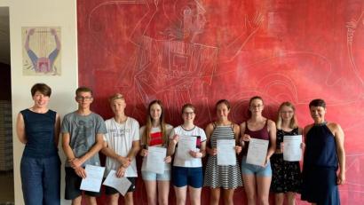 Bild: Bernadette Spörer/exb
Große Freude über das Niveau B1 (von links): Fachbetreuerin Konstanze Schlereth, Janis Stigler, Leon Pollok, Jana Jüntgen, Anna Meckl, Hannah Auernhammer, Nicole Ott, Leonie Berndt und Lehrerin Bernadette Spörer.
