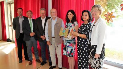 Bild: wec
Florian Junkes (Vorsitzender ZEN), BürgermeisterJosef Gilch, Landrat Richard Reisinger, Manfred Klemm, Schulleiterin Heidrun Leitz und ihre Vorgängerin Maria Dandorfer sowie Schulamtsleiterin Beatrix Hilburger (von links) freuen sich über die Auszeichnung.