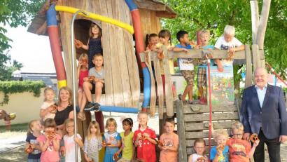 Bild: ohr
Der Kindergarten St. Christophorus Stulln beteiligte sich am Kita-Wettbewerb des Handwerks „Kleine Hände – große Zukunft“. Als Dankeschön fürs Mitmachen verteilte der Vizepräsident der Handwerkskammer Niederbayern/Oberpfalz, Albert Vetterl (rechts), im Beisein von Sonja Reitinger (links) Brezen an die Mädchen und Buben.