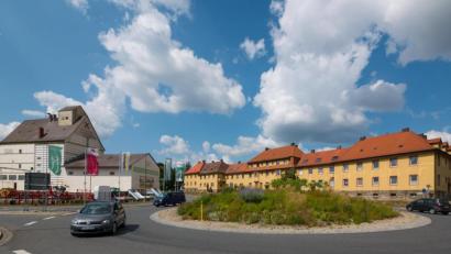 Bild: tr
Das aktuelle Erscheinungsbild des Kreisverkehrs wird bald Geschichte sein. Im Herbst wird die Innenfläche neu gepflanzt, so dass das Rundell künftig bunter erscheint. Die Devise lautet: Weniger Stauden, mehr Blüten.
