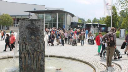 Bild: Monika Schneider-Stranninger
Die Senioren aus Straubing vor dem ACC.