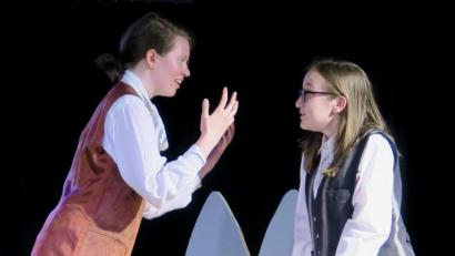 Bild: Hirsch
Johanna Weich (links) und Finnja Süß (rechts) diskutieren über ein neues Stück von Shakespeare.