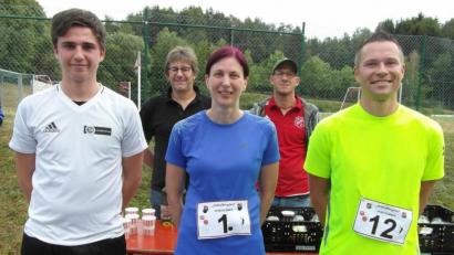 Bild: hl
Den drei Bestplatzierten beim Schloßberglauf, Moritz Schmid, Heike Moller und Florian Trummer (vorne von links), gratulieren Christian Lukas und Benjamin Kuchenreuther (hinten von links).