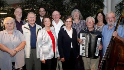 Bild: Hirsch
Die Sonntagsdichter gestalteten mit Gedichten, Geschichten und Musik einen unterhaltsamen Abend.