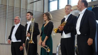 Bild: Houschka
Ansonsten in den namhaften Konzerthallen der Welt daheim, diesmal bei einem Auftritt in Dürnsricht: Harmonic Brass mit (von links) Manfred Häberlein, Alexander Steixner, Elisabeth Fessler, Sebastian Krystek und Andreas Binder.