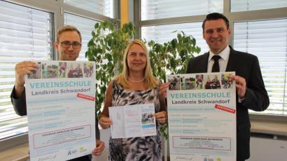 Bild: exb
Landrat Thomas Ebeling stellte zusammen mit Doris Dürr und Geschäftsführer Florian Schmid (von rechts) von der Lernenden Region die Plakate und Flyer für die Vereinsschule vor, die zum ersten Mal im Landkreis Schwandorf angeboten wird.