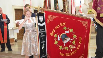 Bild: fz
Fahnenbraut Nicole Münchmeier heftet ihr Fahnenband an die Fahne.
