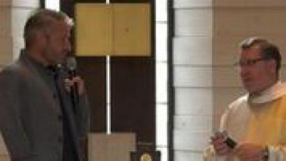Bild: rw
Pfarrer Manfred Strigl (rechts) und Olympionike Gerd Schönfelder im sehr persönlichen Predigtgespräch.