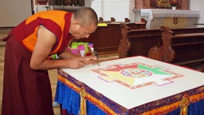 Bild: sön
In stundenlanger Arbeit schuf Lama Tendar aus Tibet das Mandala, welches nach buddhistischer Tradition nach der Bibelnacht vollkommen aufgelöst wird.