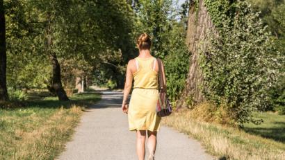 Bild: Calado – stock.adobe.com
Ein kurzer Spaziergang in der Natur kann gegen Stress schon Wunder wirken.