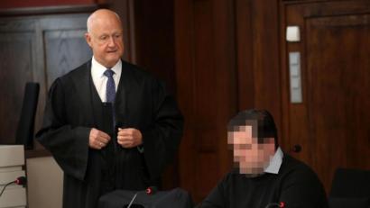 Bild: Wolfgang Steinbacher
Ein gebrochener Mann und sein Verteidiger: Der Jäger aus Nittenau (46) kann sich nicht erklären, weshalb ein Schuss aus seinem Gewehr auf die Bundesstraße 16 gelangte. Anwalt Michael Haizmann (Regensburg) will nach den Aussagen der Sachverständigen ein Plausibilitätsgutachten der Dekra vorlegen und behielt sich vor, weitere Beeisanträge zu stellen. Bild: 
Steinbacher