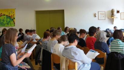 Bild: weu
Rund 70 Sänger von Chören aus dem gesamten Dekanat Neunburg-Oberviechtach probten bei einem Workshop mit Pater Norbert Becker (rechts) neue geistliche Lieder.