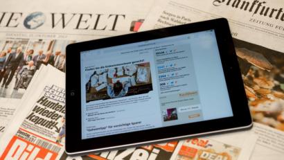 Archivbild: Sven Hoppe/dpa
Ein Tablet mit einer Online-Zeitung auf dem Bildschirm liegt auf einem Tisch mit Zeitungen. In Zeiten der Digitalisierung ändert sich für Journalisten so vieles in rasender Geschwindigkeit.