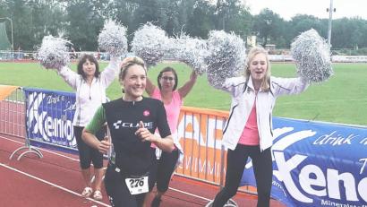 Bild: bha
Da strahlt sie mit den Cheerleaders um die Wette: Claudia Mai beim Zieleinlauf:
