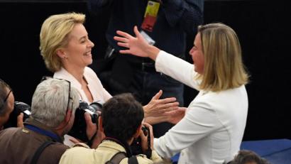Bild: Marijan Murat/dpa
EU-Außenbeauftragte Federica Mogherini (rechts) gratuliert Ursula von der Leyen nach der Bekanntgabe der Wahlergebnisse im Plenarsaal. Von der Leyen wird die neue EU-Kommissionspräsidentin.